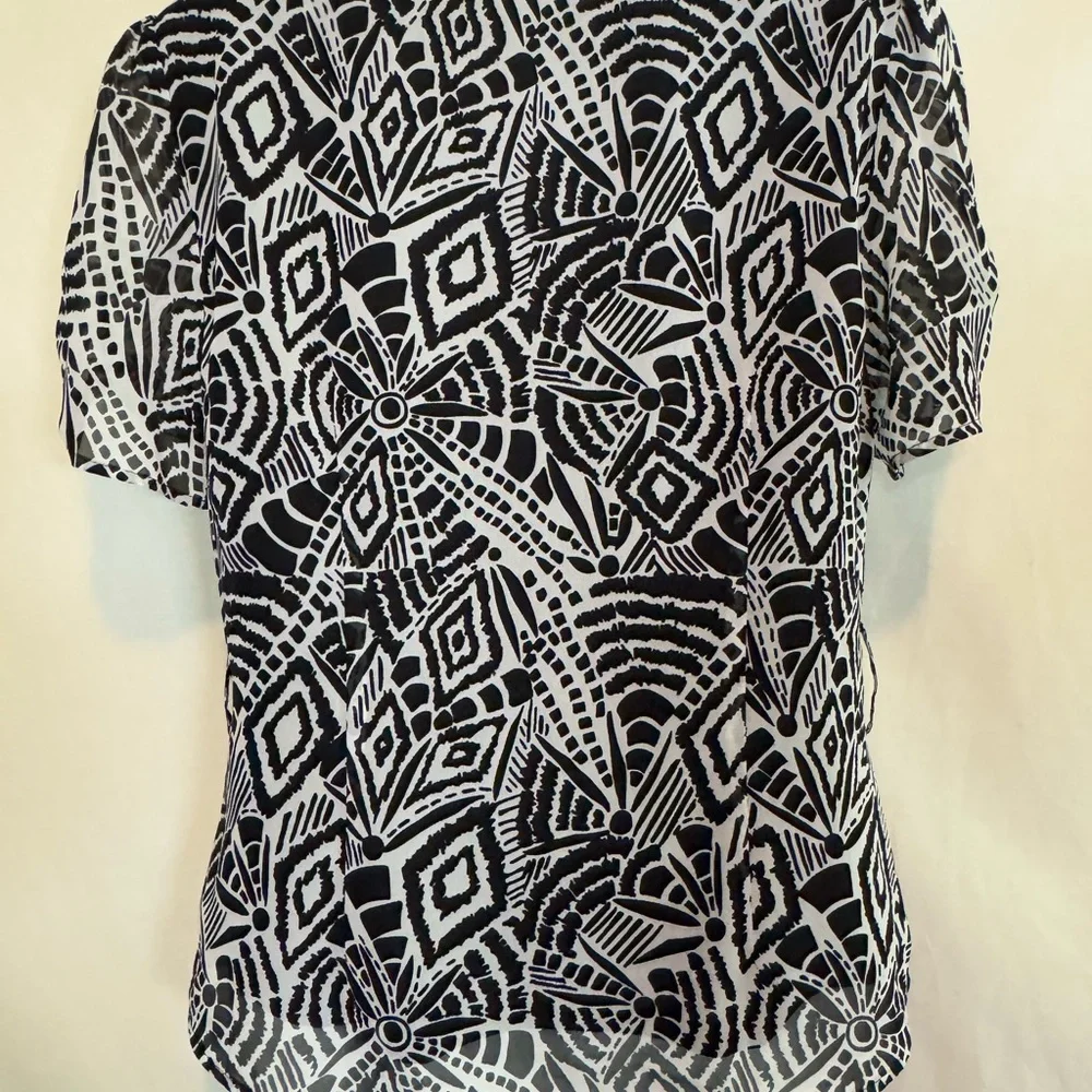 H-21 Spense Black & White Ruffled Lined Short Sleeve Button Down Blouse‎ Size M